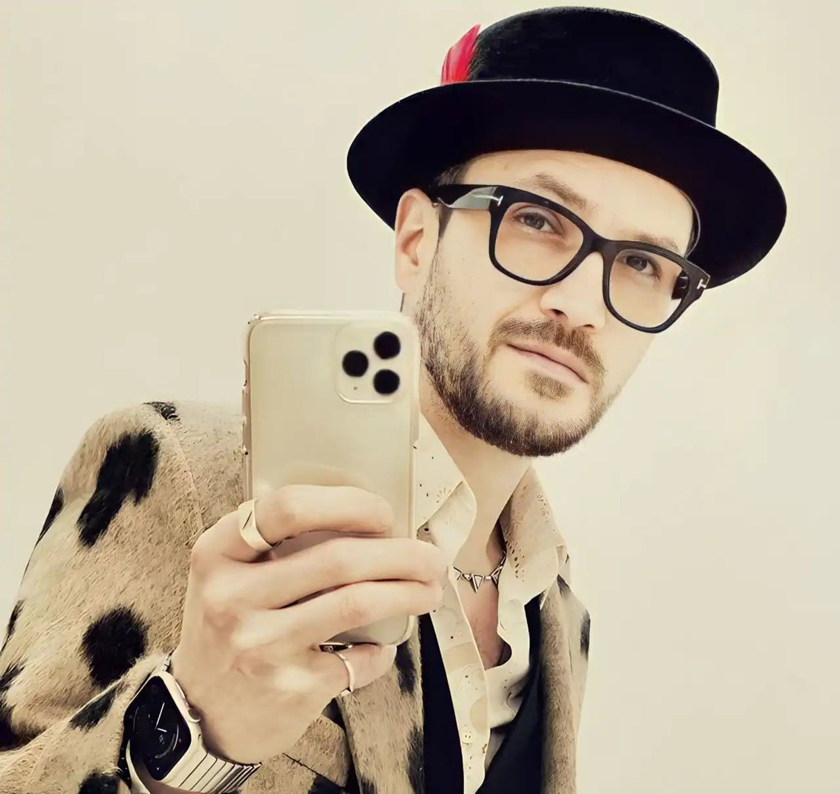 Mirror selfie of a fashionable man with a cowhide blazer, black glasses and an Agnoulita porkpie 