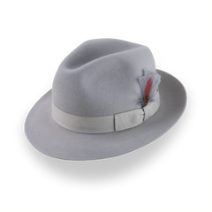 Klasyczna fedora z krótkim rondem i jasnoszarym futrem | The Phoenix
