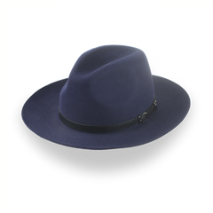 Tummansininen Outback Fur Felt Fedora ja nahkainen hattuvyö | The Rebel