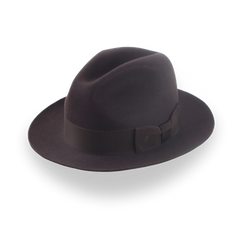 Tummanruskea Fedora-hattu klassiseen miesten tyyliin | The Acropol